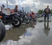 15-минутный дождик разогнал публику со Дня мотоциклиста в Бердске