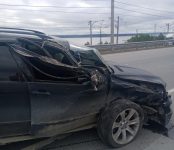 Автомобиль BMW X5 жёстко протаранил грузовой Volvo на трассе в Бердске