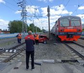 Новосибирская электричка снесла легковушку на переезде в Бердске