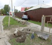 «Делимобиль» снёс дорожное ограждение и въехал в забор частного дома в Бердске