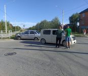 Lada Priora протаранила Nissan Cube на перекрёстке в Бердске