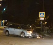 Мопед и легковушка столкнулись вечером на перекрёстке в Бердске