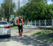 Дорожный рабочий облил водой на Иван Купалу автомобилистку в Бердске