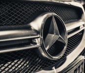 Mercedes-Benz пытается продать собственность