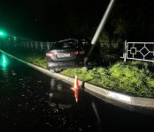 Ночной наезд авто на столб в Бердске прокомментировали в ГИБДД региона