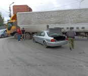 Грузовик зацепил легковушку на перекрёстке в Бердске и протащил её несколько метров