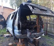 На даче в Бердске сгорел микроавтобус