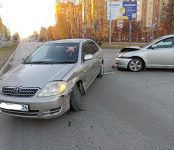 Две «Тойоты» столкнулись рано утром на улице Лунной в Бердске