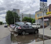 Когда ликвидируют подтопление парковки для инвалидов на улице Кирова, спрашивает читатель «Свидетеля»