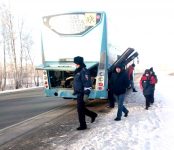 Дорожники спасли хоккейную команду из Бердска от мороза