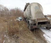 Цементовоз «КамАЗ» снёс легковушку в кювет из-за гололёда в Бердске