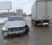 Легковой «Ниссан» врезался в грузовую «ГАЗель» на перекрёстке в центре Бердска