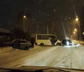 Пассажирка маршрутки №325 и водитель легковушки пострадали в ДТП на перекрёстке в Бердске