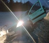 Автомобиль от «СберЛогистика» улетел в сточную канаву в Бердске