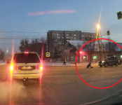 Видео показало, как автомобиль сбил девушку на пешеходном переходе в Бердске