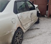 Таксист на «Datsun» протаранил ворота частного дома, уходя от столкновения с «Toyota Ipsum» в Бердске