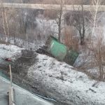 Фура с прицепом упала с насыпного моста на Вшивой горке под Бердском