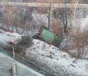 Фура с прицепом упала с насыпного моста на Вшивой горке под Бердском