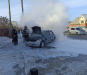 Утром в Бердске на улице Свердлова сгорел дотла «Ниссан Марч»