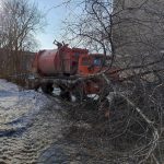 40-летнюю черёмуху завалил КамАЗ-мусоровоз в Бердске