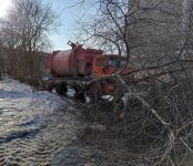 40-летнюю черёмуху завалил КамАЗ-мусоровоз в Бердске