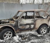 У здания АТП в Бердске дотла сгорел автомобиль «Нива»