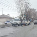 74-летняя женщина попала в буксирную сцепку двух внедорожников на перекрёстке в Бердске