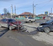 Лобовое столкновение двух иномарок на перекрёстке в Бердске обошлось без пострадавших