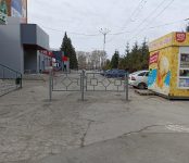 «Ловушку» для автомобилей установили на тротуаре в Бердске