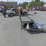 Разрезали на части автомобиль пожарные в центре Бердска