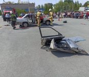 Разрезали на части автомобиль пожарные в центре Бердска