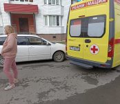 Иномарка наехала на 12-летнюю девочку во дворе девятиэтажки в Бердске