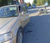 Переломы ребер и бедренной кости получил скутерист в результате столкновения с «Honda CR-V» в Бердске