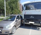 Ассенизаторская машина на базе «МАЗа» протаранила легковушку в центре Бердска