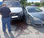Грузовая «ГАЗель» жёстко припечатала иномарку у автошколы в Бердске