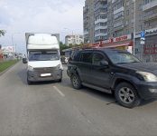 Грузовая «ГАЗель» протаранила Toyota Land Cruiser Prado в центре Бердска