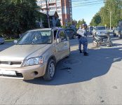 Молодой скутерист протаранил автомобиль на перекрёстке в Бердске