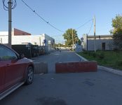 До Дня города железобетонные «запреты» на выезд со дворов на трассу в Бердске будут ликвидированы