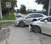 Две девушки на иномарках столкнулись на перекрёстке в Бердске