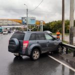 Подвыпивший водитель Suzuki пересёк федеральную трассу в Бердске на красный сигнал светофора и погнул ограждение