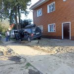 «Отказали тормоза»: предотвращая столкновение со встречными авто «Mercedes-Benz» съехал на обочину и едва не врезался в дерево в Бердске