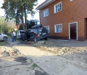 «Отказали тормоза»: предотвращая столкновение со встречными авто «Mercedes-Benz» съехал на обочину и едва не врезался в дерево в Бердске