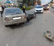 Несовершеннолетний мотоциклист на «Kawasaki» врезался в «Nissan» на Семи ветрах в Бердске