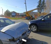 На фоне неработающего светофора на перекрёстке в Бердске разбились две иномарки