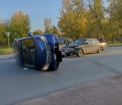 Отечественный авто уложил набок иномарку на перекрёстке в Бердске