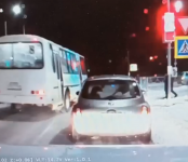 Информация о проехавших на красный свет автомобилях в Бердске отправлена в ГИБДД