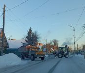 В 28-градусный мороз спецтехника расчищает от снежных завалов дороги Бердска