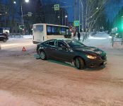 Седан «Mazda» протаранил маршрутку №15 на перекрёстке в Бердске
