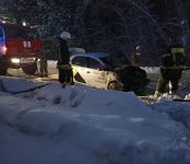 В Бердске во время движения загорелся Renault Logan от Яндекс-Такси