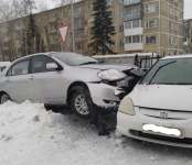 Снесла дорожный знак и проломила забор у новенькой многоэтажки «Toyota Corolla» в Бердске